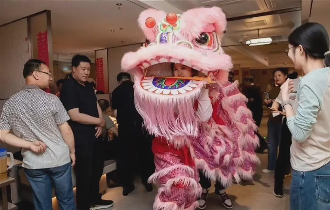 新人海底捞办婚礼,邀请140位亲友,账单打了2米长(组图) - 2