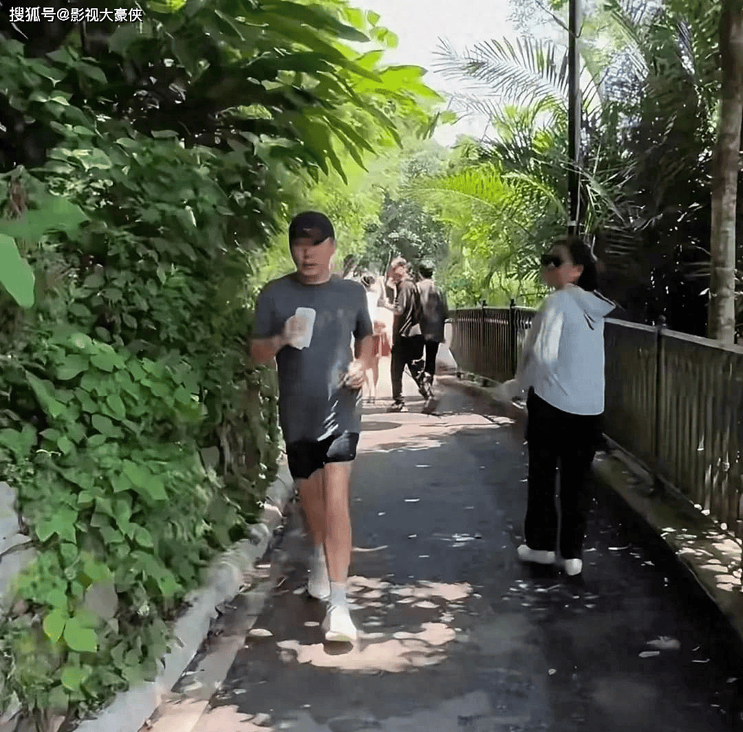 偶遇63岁梁朝伟晨跑，穿着朴素步履轻盈状态好（组图） - 1