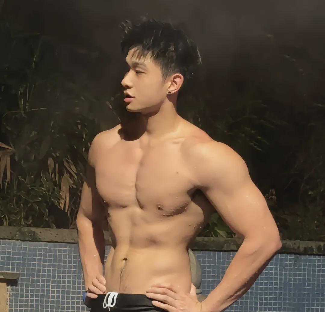 【帅哥】22岁长沙肌肉小哥，六块腹肌胸大肌，这大长腿肌肉伴郎火出圈（组图） - 2