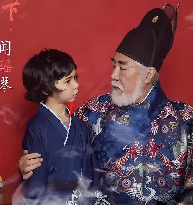 张纪中为娇妻庆生，混血继子站旁边被冷落，下巴后缩网友呼吁关注（组图） - 19