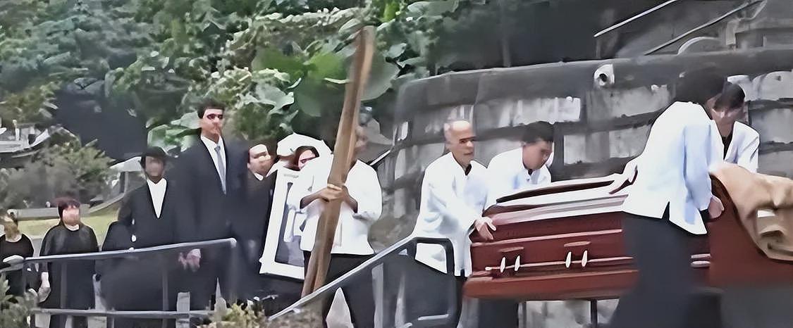 被亲爹何鸿燊坑惨的顶级白富美,疯癫流浪20年,死后连块墓碑都没有(组图) - 35