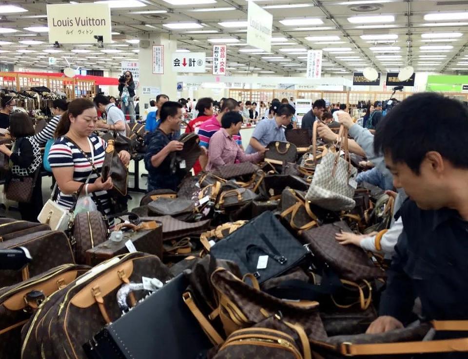 5折抢爱马仕，中产挤爆奢侈品特卖会，有人一把抓十几个包（组图） - 2