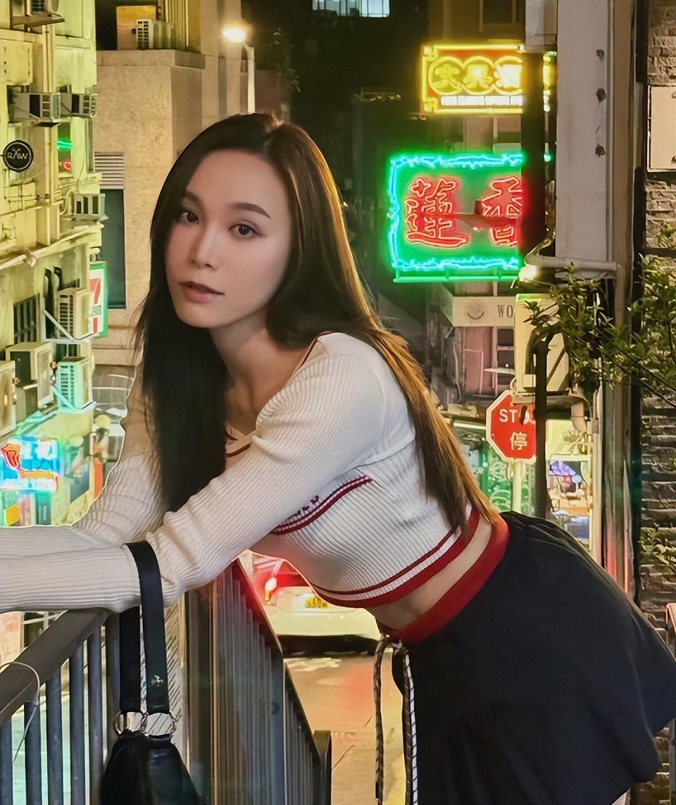 TVB“御用姣精”新剧艳压全场，42寸美腿PK高海宁，姑姑是港影女神（组图） - 6