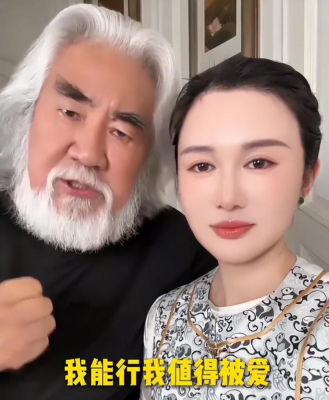 张纪中为娇妻庆生，混血继子站旁边被冷落，下巴后缩网友呼吁关注（组图） - 2