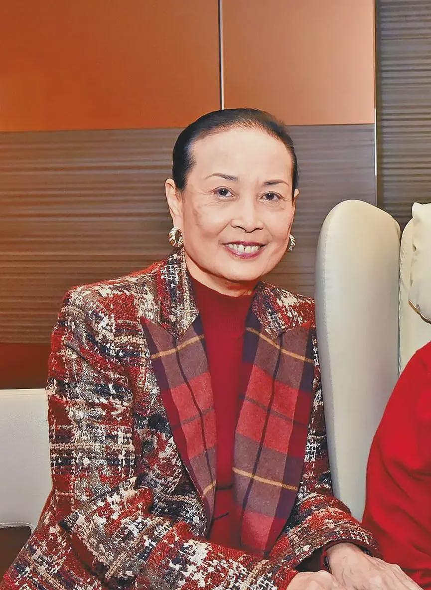 被亲爹何鸿燊坑惨的顶级白富美,疯癫流浪20年,死后连块墓碑都没有(组图) - 13