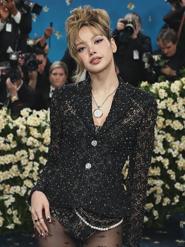 这跟不穿有啥区别?纽约晚宴“敢露”女星:卡戴珊、Lisa、插排姐(组图) - 13