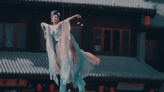 洛阳古城“天女散花”名场面冲上热搜！网友：演员肌肉发达，怀疑是男的...（视频/组图） - 2