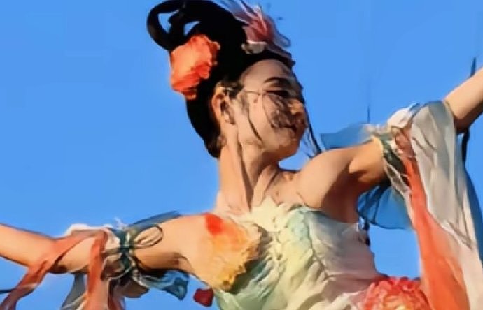 洛阳古城“天女散花”名场面冲上热搜！网友：演员肌肉发达，怀疑是男的...（视频/组图） - 14