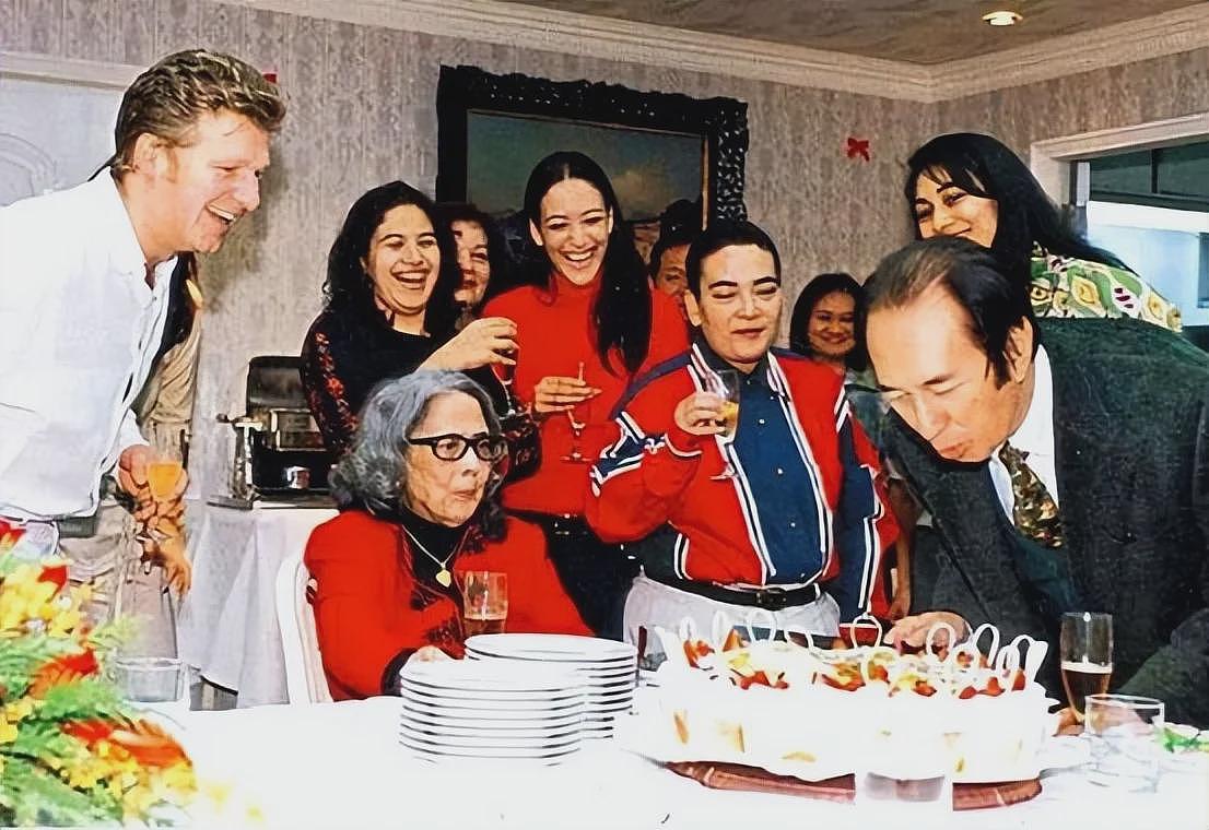 被亲爹何鸿燊坑惨的顶级白富美,疯癫流浪20年,死后连块墓碑都没有(组图) - 14