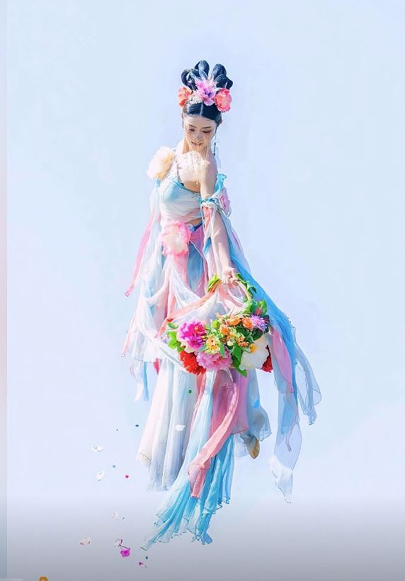 洛阳古城“天女散花”名场面冲上热搜！网友：演员肌肉发达，怀疑是男的...（视频/组图） - 9