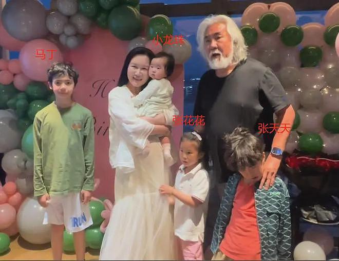 张纪中为娇妻庆生，混血继子站旁边被冷落，下巴后缩网友呼吁关注（组图） - 1