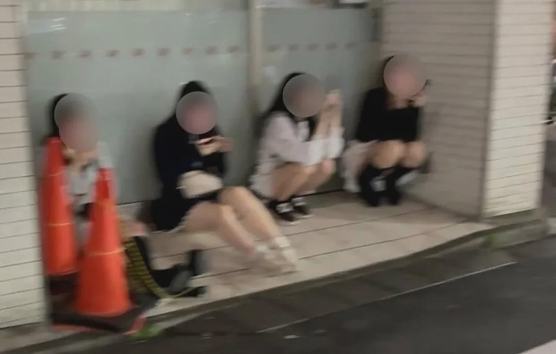 站壁——走壁：樱花妹躲警察，下海卖春竟出新招（组图） - 14