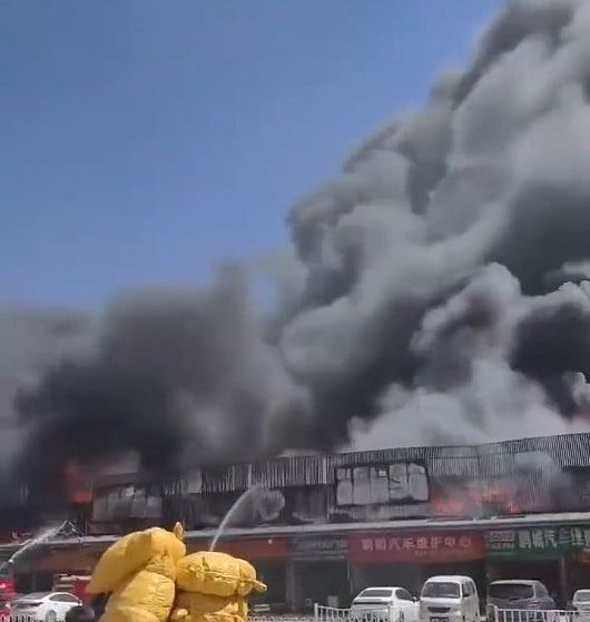 云南昆明商贸城突发大火！现场升厚厚黑烟，商舖或损失几百万元（组图） - 4