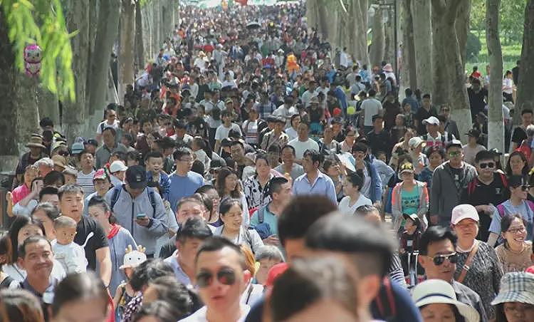 虚假繁荣？五一假期各地景区人山人海，为什么大家却不愿意花钱？（组图） - 1