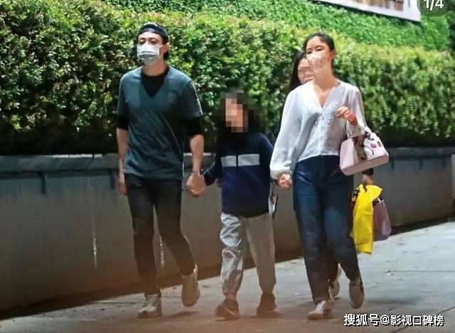 林心如背24万包，霍建华吃剩冰激凌，一家三口逛街（组图） - 1
