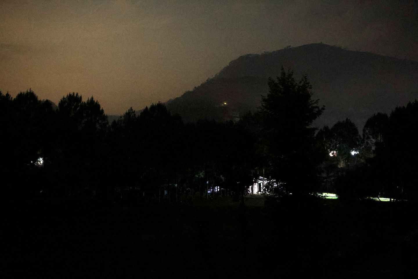 印巴冲突升温！印度空袭喀什米尔“8人死亡”，巴基斯坦击落5战机（视频/图） - 1