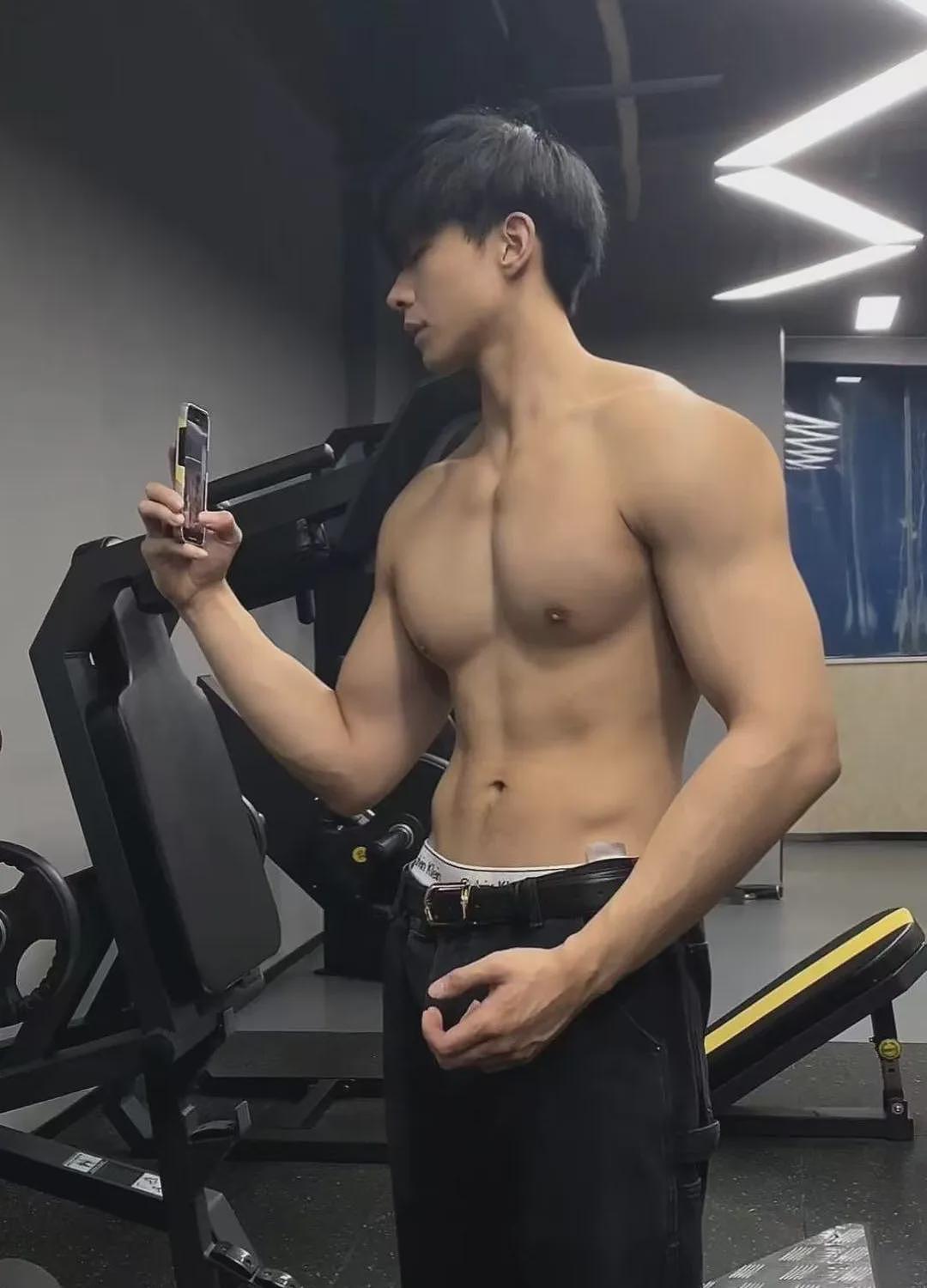 【帅哥】22岁长沙肌肉小哥，六块腹肌胸大肌，这大长腿肌肉伴郎火出圈（组图） - 1
