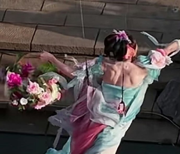 洛阳古城“天女散花”名场面冲上热搜！网友：演员肌肉发达，怀疑是男的...（视频/组图） - 12