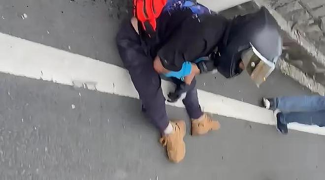 全网愤怒！宁波保时捷弯道超车撞飞摩托车，肇事者不救人先换车牌！警方通报引争议（视频/组图） - 4