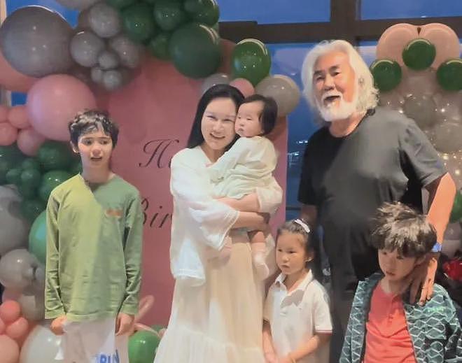 张纪中为娇妻庆生，混血继子站旁边被冷落，下巴后缩网友呼吁关注（组图） - 8