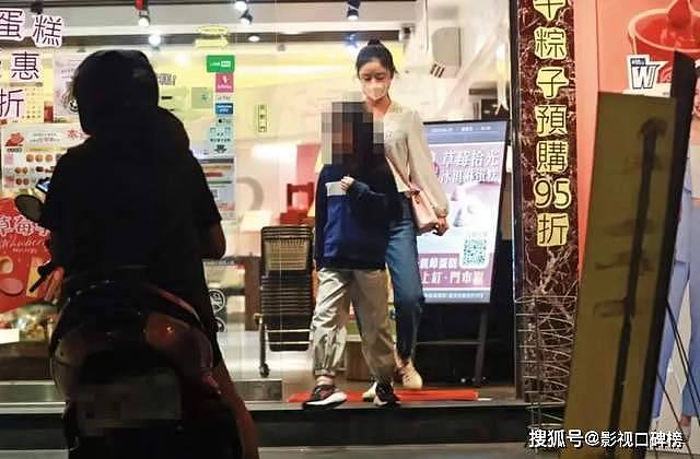 林心如背24万包，霍建华吃剩冰激凌，一家三口逛街（组图） - 8