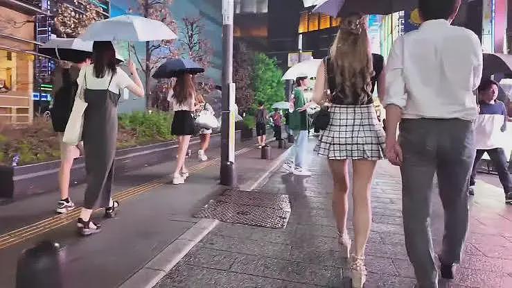 站壁——走壁：樱花妹躲警察，下海卖春竟出新招（组图） - 13