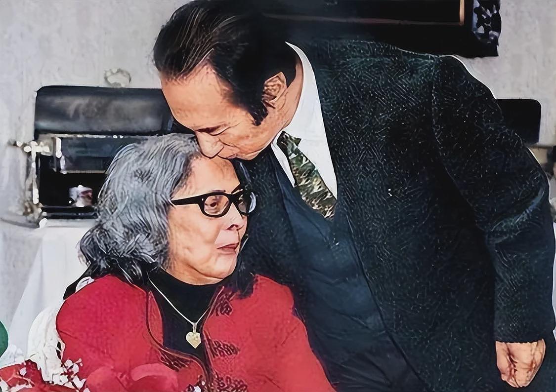 被亲爹何鸿燊坑惨的顶级白富美,疯癫流浪20年,死后连块墓碑都没有(组图) - 10