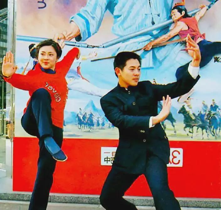 1999年李连杰迎娶利智，港媒10字嘲讽：情义千斤，不敌胸脯四两（组图） - 14