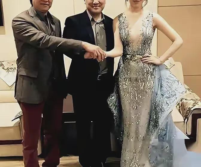 天仙姐姐的双面酒局,在外装纯全靠妈挡枪(组图) - 1