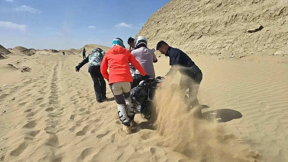 6名骑行者被困青海“生命禁区”无人荒漠，失联近24小时分饮1瓶水（组图） - 1