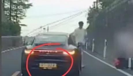 全网愤怒！宁波保时捷弯道超车撞飞摩托车，肇事者不救人先换车牌！警方通报引争议（视频/组图） - 9