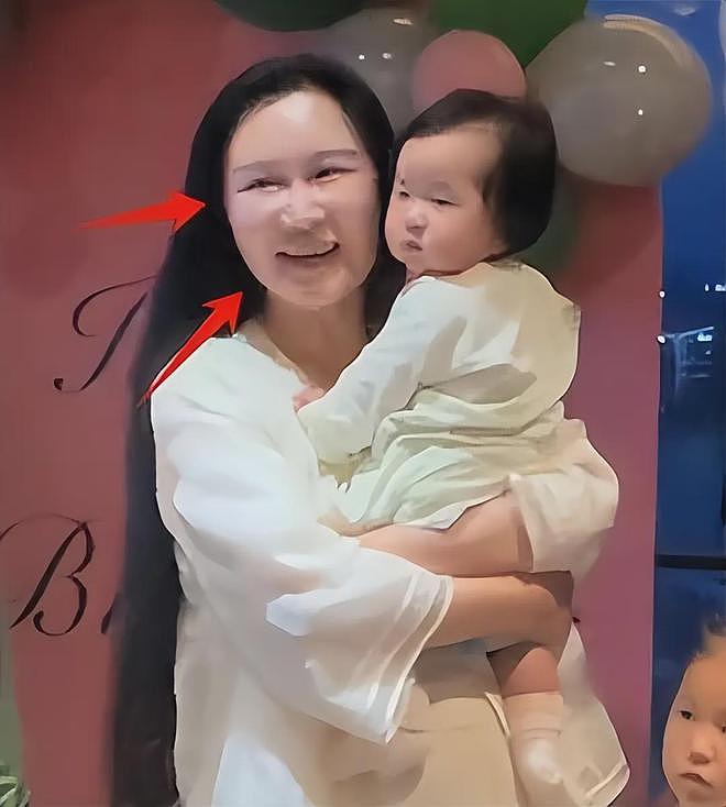 张纪中为娇妻庆生，混血继子站旁边被冷落，下巴后缩网友呼吁关注（组图） - 3