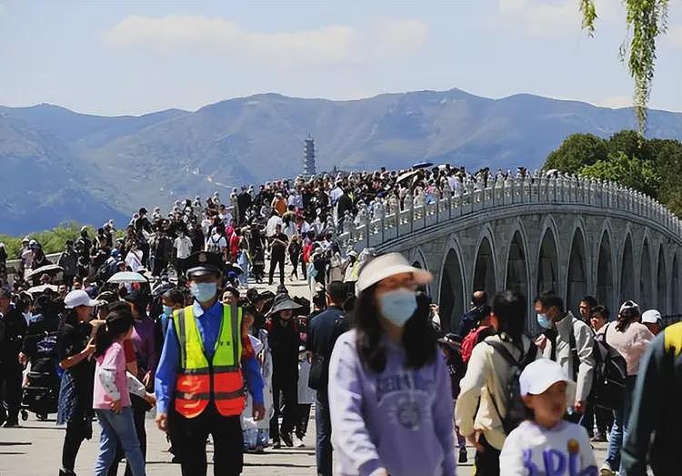 虚假繁荣？五一假期各地景区人山人海，为什么大家却不愿意花钱？（组图） - 13