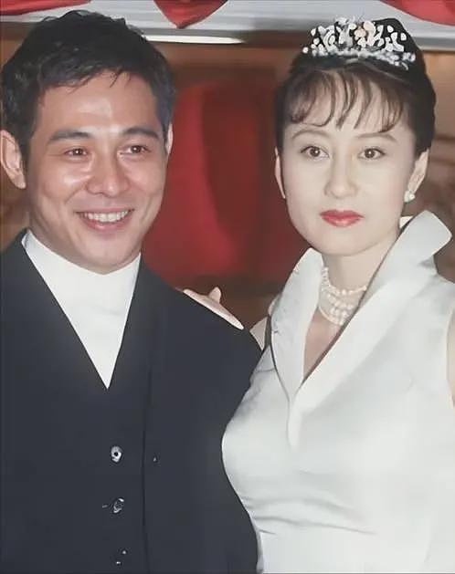 1999年李连杰迎娶利智，港媒10字嘲讽：情义千斤，不敌胸脯四两（组图） - 27