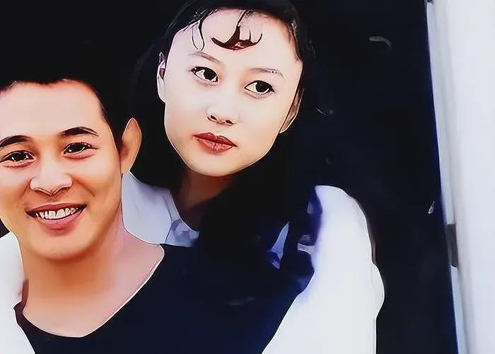 1999年李连杰迎娶利智，港媒10字嘲讽：情义千斤，不敌胸脯四两（组图） - 10