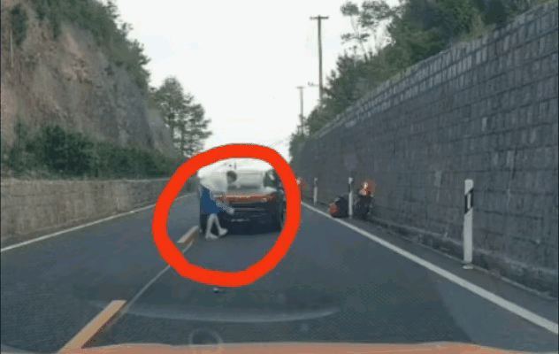 全网愤怒！宁波保时捷弯道超车撞飞摩托车，肇事者不救人先换车牌！警方通报引争议（视频/组图） - 3
