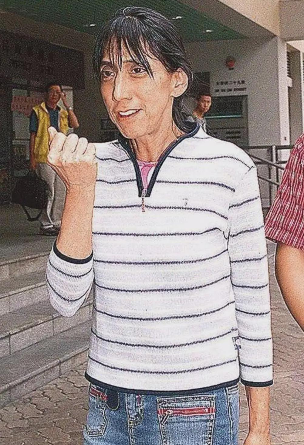 被亲爹何鸿燊坑惨的顶级白富美,疯癫流浪20年,死后连块墓碑都没有(组图) - 26