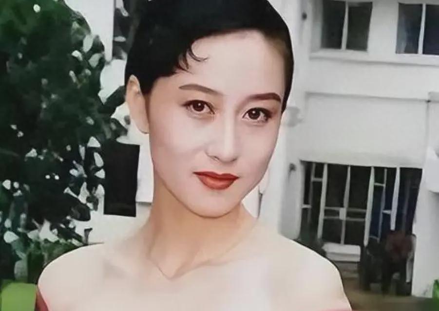 1999年李连杰迎娶利智，港媒10字嘲讽：情义千斤，不敌胸脯四两（组图） - 2