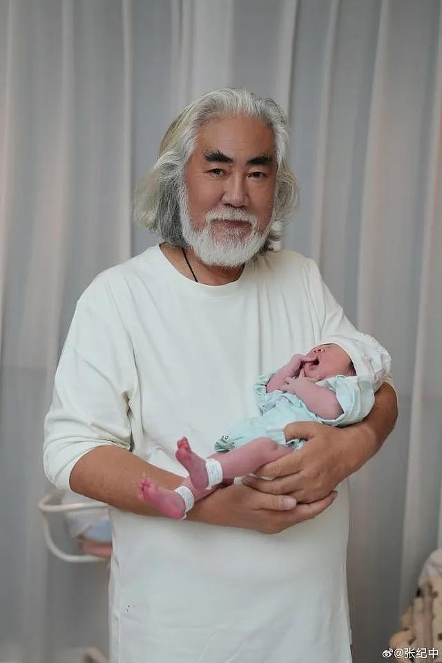 74岁张纪中杭州开车送娃上学撞车，聊天感叹养娃负担重（组图） - 3