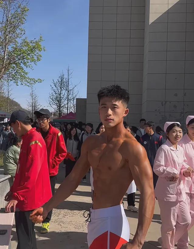 【帅哥】21岁山西健身主播，高爆汗雕刻薄肌小钢炮，这肩宽腰细小钢炮太上头了（组图） - 18
