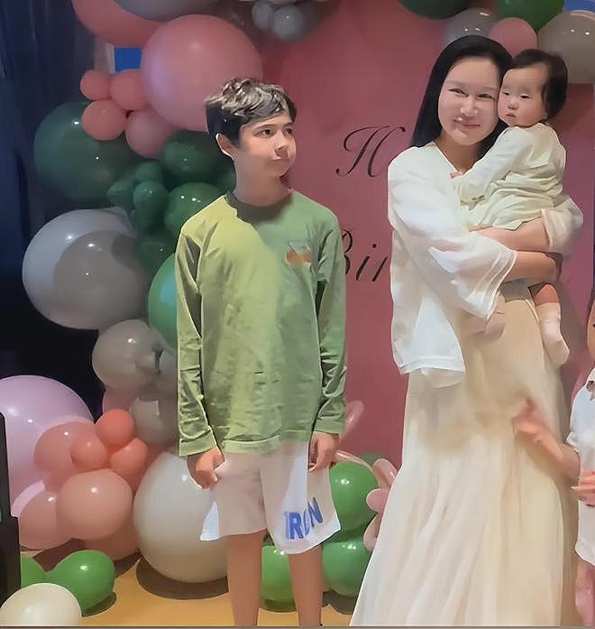 张纪中为娇妻庆生，混血继子站旁边被冷落，下巴后缩网友呼吁关注（组图） - 9