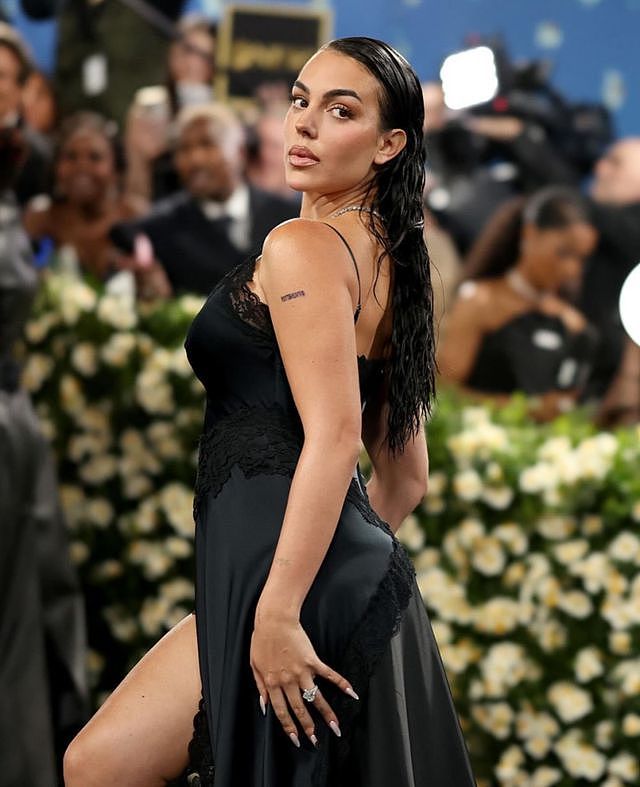 C罗女友首秀MetGala，“只穿睡裙”惹争议，花数百万入场却没品（组图） - 1