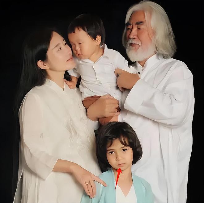 张纪中为娇妻庆生，混血继子站旁边被冷落，下巴后缩网友呼吁关注（组图） - 16