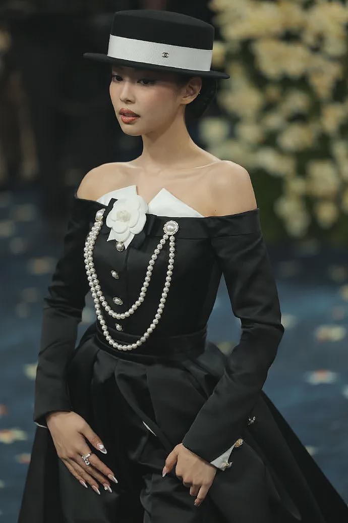 Met Gala上，Lisa的蕾丝热裤被骂惨了...（组图） - 34