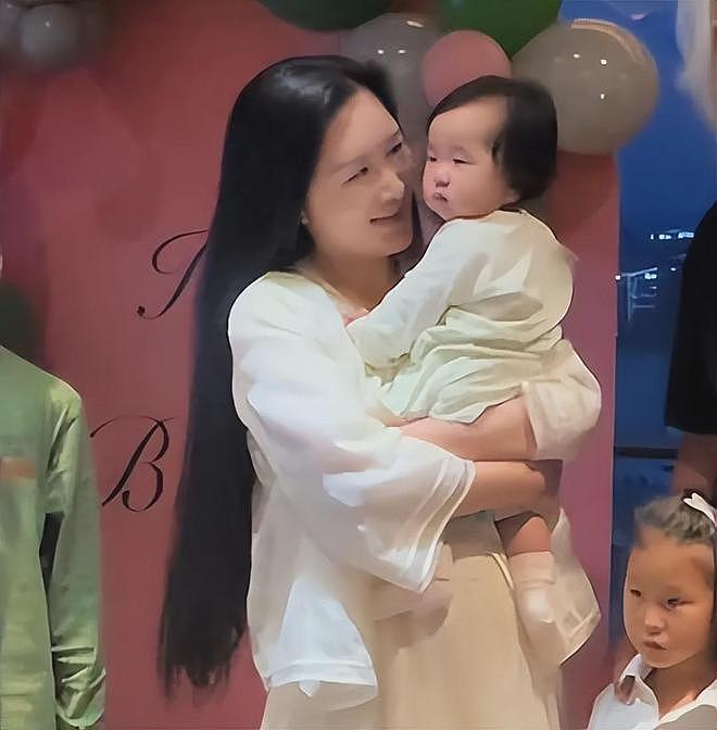 张纪中为娇妻庆生，混血继子站旁边被冷落，下巴后缩网友呼吁关注（组图） - 4