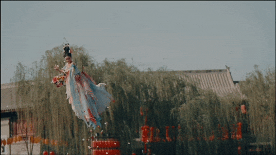 洛阳古城“天女散花”名场面冲上热搜！网友：演员肌肉发达，怀疑是男的...（视频/组图） - 3