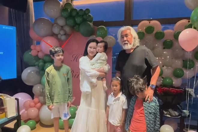 张纪中为娇妻庆生，混血继子站旁边被冷落，下巴后缩网友呼吁关注（组图） - 10