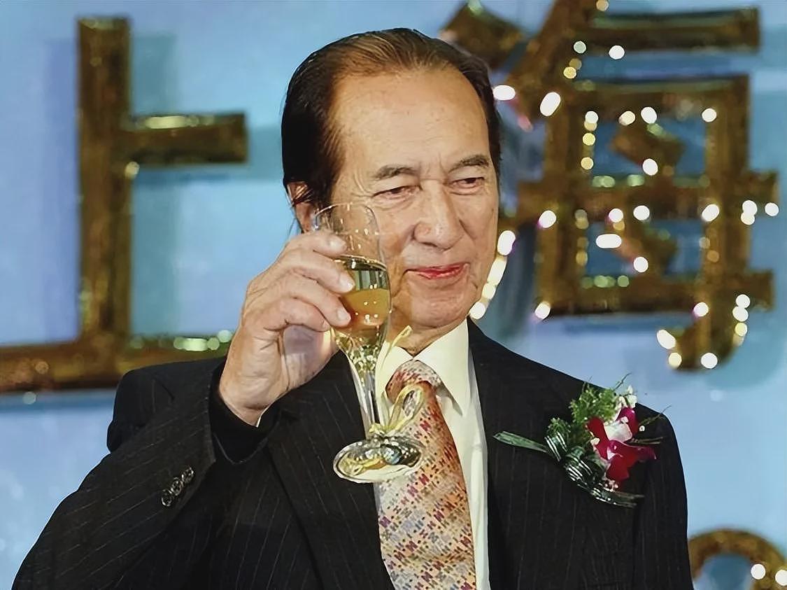 被亲爹何鸿燊坑惨的顶级白富美,疯癫流浪20年,死后连块墓碑都没有(组图) - 15