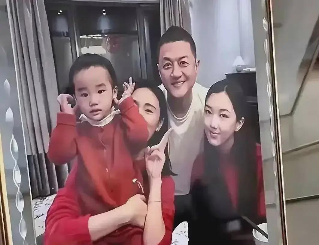 18岁李嫣疑亮相谢霆锋演唱会,和Lucas同框无交流,嘴巴太有辨识度(组图) - 16
