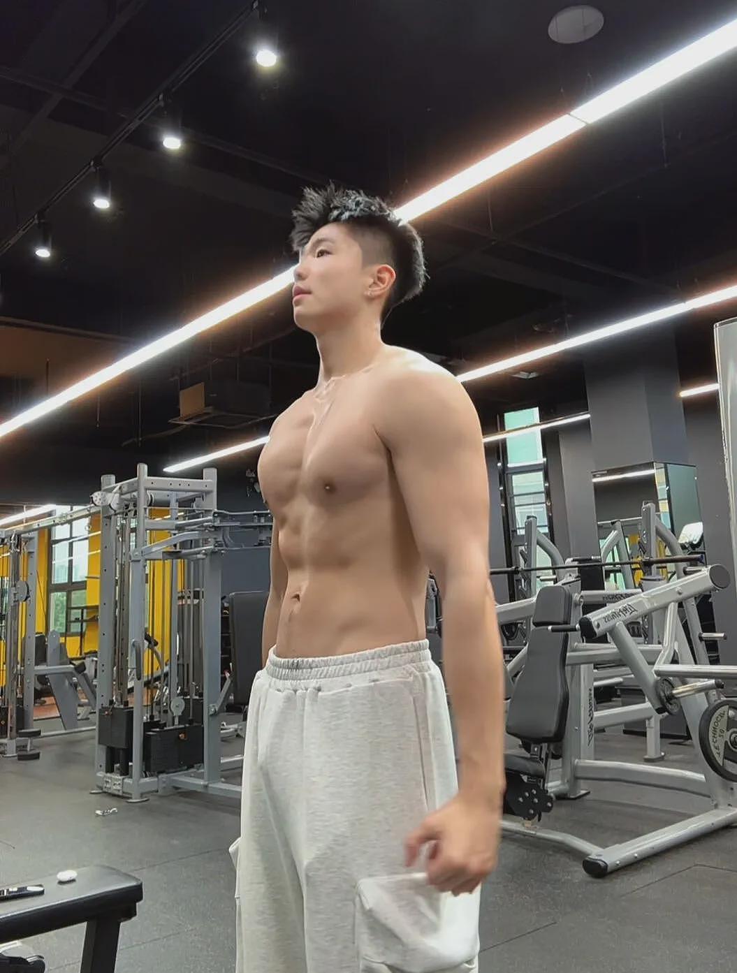 【帅哥】22岁长沙肌肉小哥，六块腹肌胸大肌，这大长腿肌肉伴郎火出圈（组图） - 13